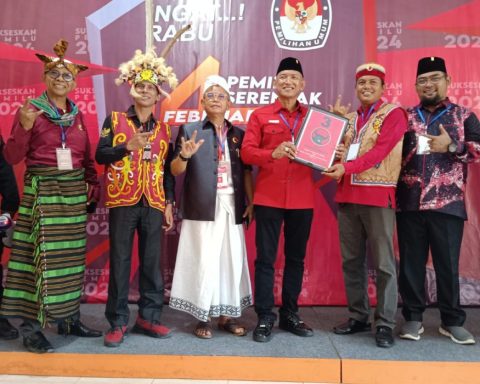 Pengurus PDI Perjuangan Kutai Timur menyerahkan berkas Caleg ke KPU Kutai Timur. Foto: Dokumentasi PDI Perjuangan Kutai Timur